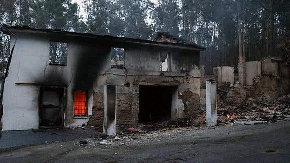 La lluvia ayuda a controlar el fuego en la cornisa cantábrica