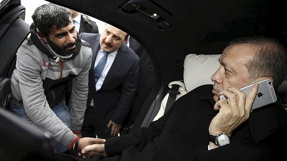 Erdogan convence a un hombre de que no se tire desde un puente