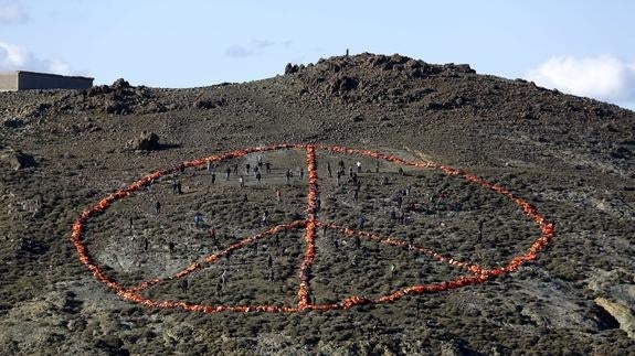 Lesbos construye un gigantesco símbolo de la paz con chalecos salvavidas