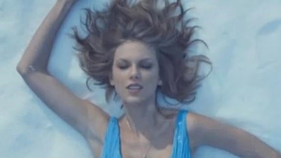 Taylor Swift arrasa con el videoclip de 'Out of the woods'