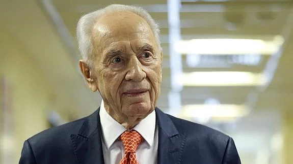 Simón Peres sigue hospitalizado pero estable