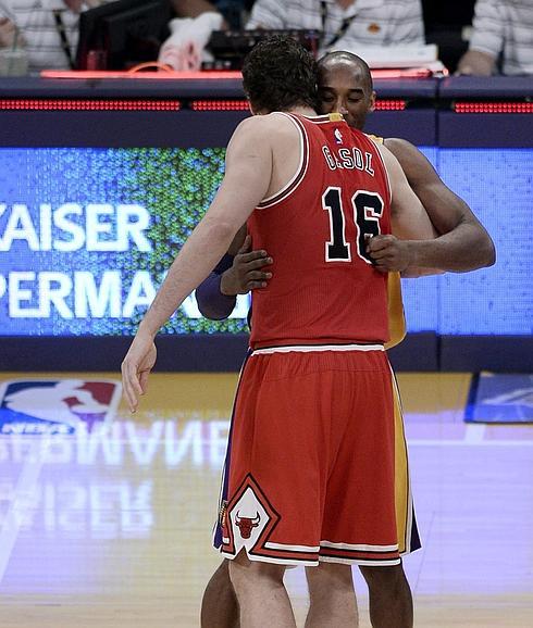 Pau y Marc Gasol disfrutan del triunfo tras quedar fuera del All-Star