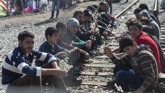 Cerca de 10.000 refugiados permanecen varados en la frontera entre Grecia y Macedonia