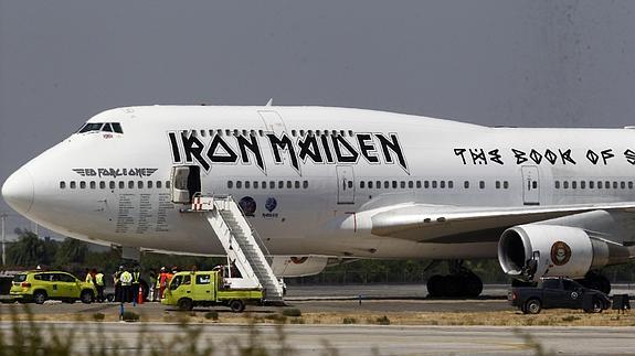 El avión de Iron Maiden sufre un accidente sin la banda a bordo en Santiago de Chile