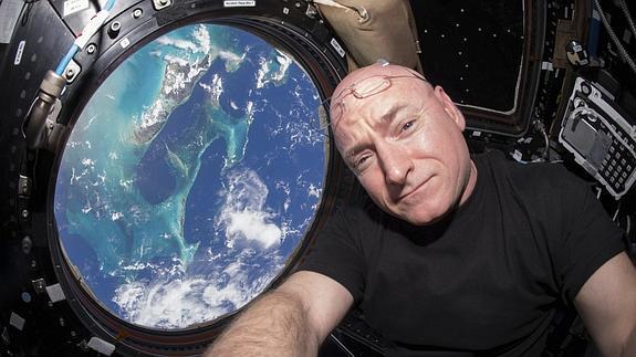 El astronauta Scott Kelly deja la NASA tras pasar un año en el espacio