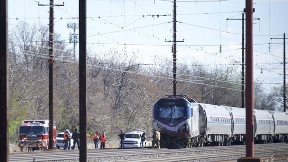 Al menos dos muertos al chocar un tren contra una excavadora en Pensilvania