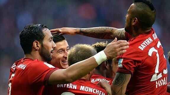 El Bayern golea al Schalke con doblete de Lewandowski y un gol de Vidal