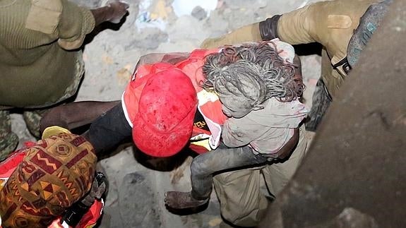 Doce muertos y decenas de heridos al derrumbarse un edificio en Nairobi