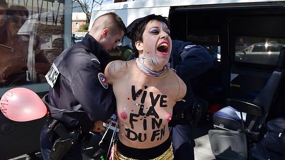 La Policía francesa detiene a varias activistas de Femen que trataron de boicotear un acto de Le Pen