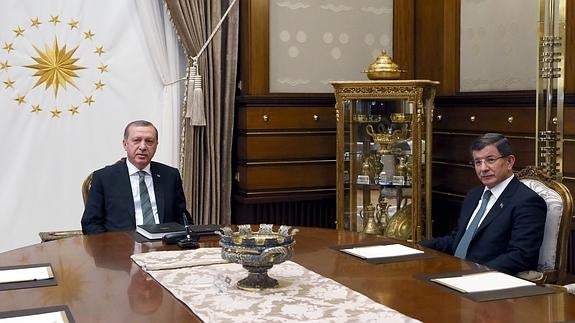 Erdogan aparta a Davutoglu para reforzar su poder