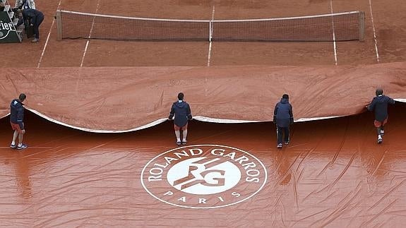 La lluvia sólo permite acabar diez partidos en la apertura del torneo