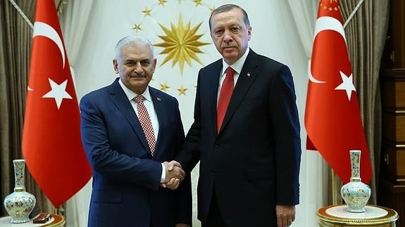 El nuevo primer ministro turco presenta un gobierno de fieles a Erdogan