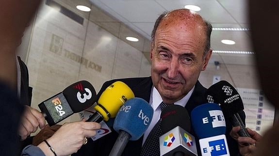 El juez cita como testigos en el caso Ausbanc al abogado de la infanta y a los directivos de Caixa y Sabadell