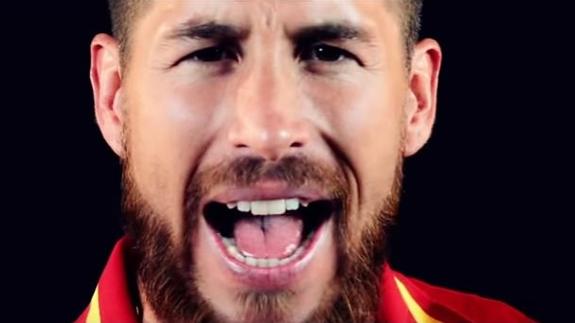 Sergio Ramos y Niña Pastori hacen bailar y cantar a la selección