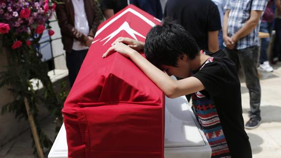 Turquía identifica a dos terroristas suicidas del atentado en Estambul