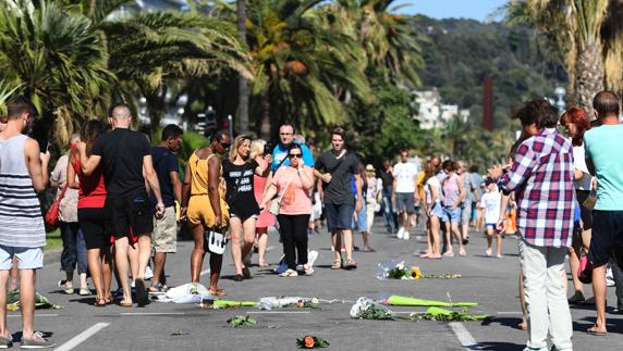 El paseo de los Ingleses, escenario de la matanza, reabre en medio del silencio