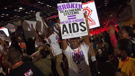 Los expertos recuerdan que cada mes, 100.000 personas mueren por el sida y otras 160.000 se contagian