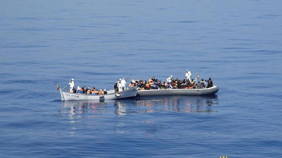 Recuperan 22 cadáveres en una patera cargada de inmigrantes en el Mediterráneo