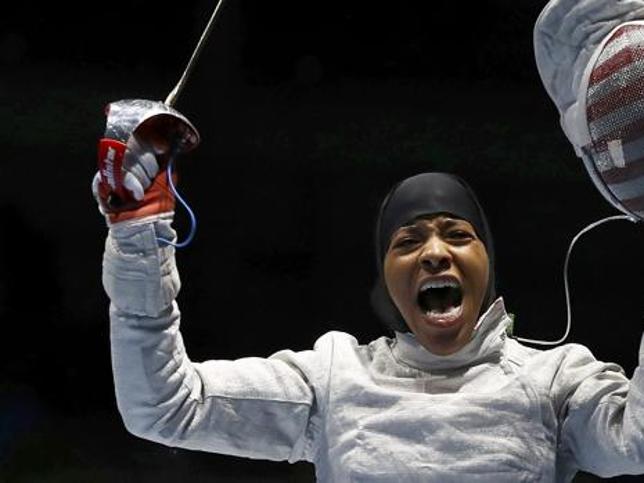 Así es Ibtihaj Muhammad, la primera musulmana de EE UU que compite con hiyab