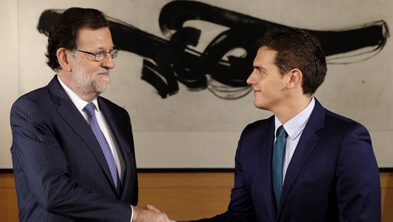 Rajoy está dispuesto a ofrecer «todo» a Rivera para conseguir el 'sí' de Ciudadanos