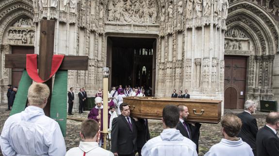 Los dos pueblos del asesino del sacerdote francés rechazan enterrarle