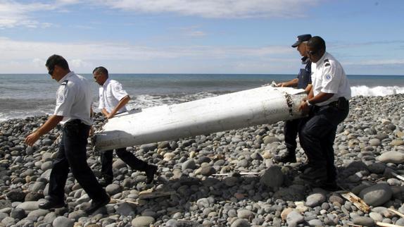 Hallan posibles restos del avión de Malaysia Airlines en Mozambique