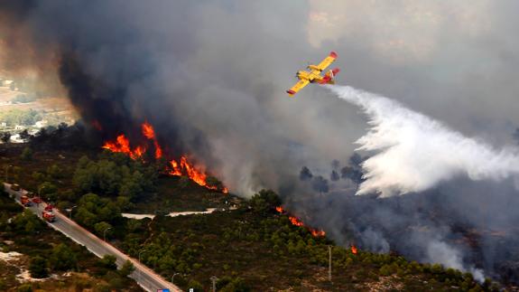 La Guardia Civil busca dos coches que huyeron del incendio de Jávea