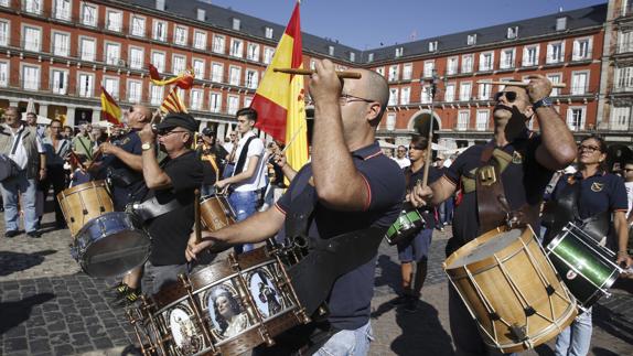 Antiguos legionarios: «Repondremos a diario la placa de Astray si la retiran»