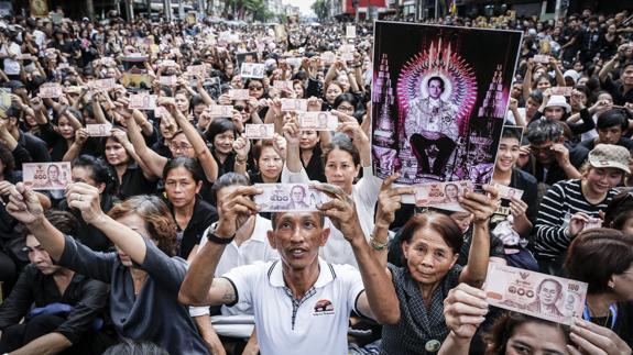 Multitudinario último adiós al rey Bhumibol de Tailandia