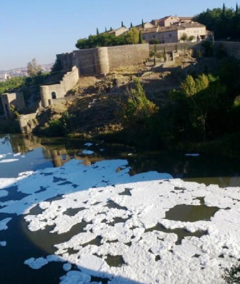 El vertido que llenó de espumas el Tajo en Toledo se originó en la Comunidad de Madrid