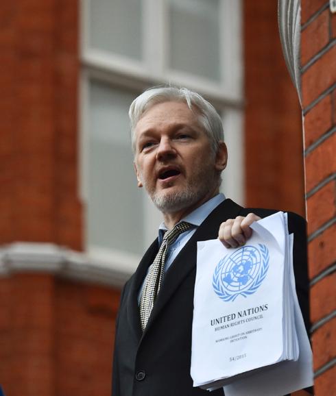 Julian Assange exculpa al Kremlin del ataque cibernético contra Hillary Clinton