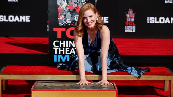 Jessica Chastain deja sus huellas en el Teatro Chino de Hollywood