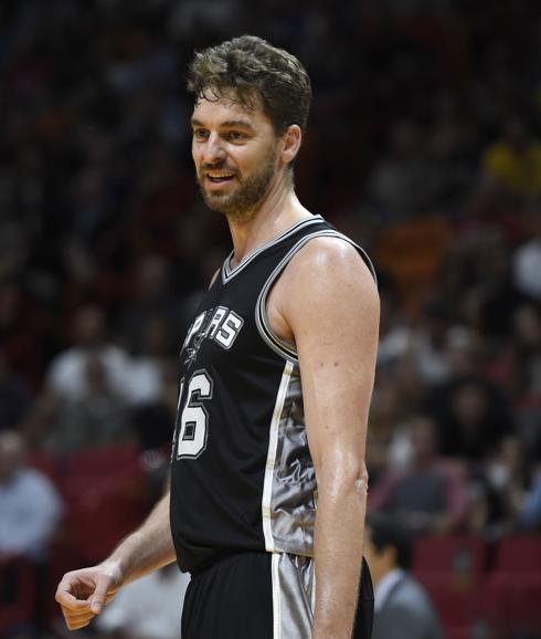 Pau Gasol muestra su condición de líder y decide la victoria de los Spurs