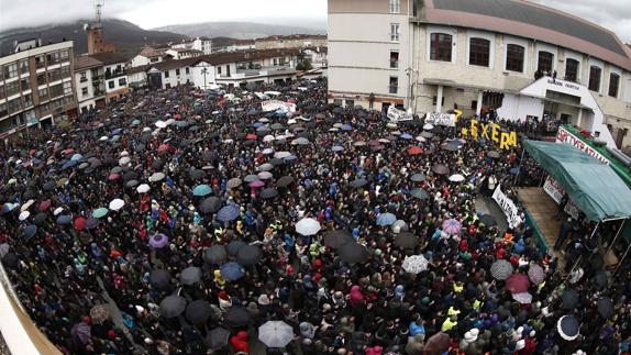 Multitudinaria marcha en Alsasua por la libertad de los detenidos por la agresión