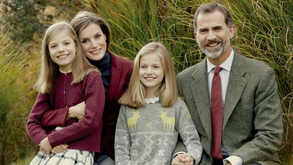 Los Reyes posan con sus hijas para felicitar la Navidad