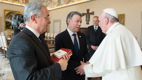 Santos insta a Uribe ante el Papa a colaborar para implementar los acuerdos de paz