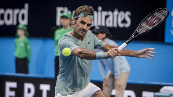 Federer regresa con triunfo tras seis meses fuera de las pistas