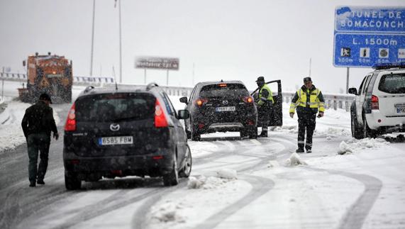 Rescatan a diez personas de un autobús en Cantabria en peligro de caer al río tras patinar por la nieve