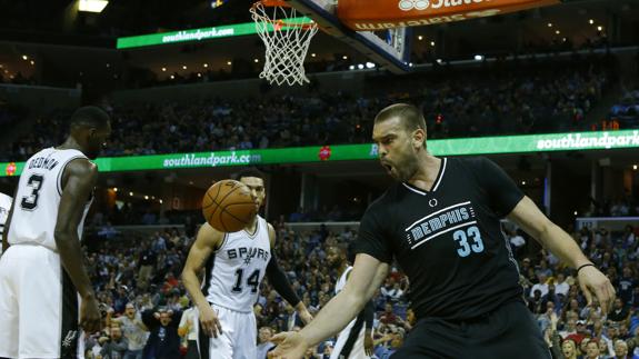 Marc Gasol y la defensa de los Grizzlies sacan los colores a los Spurs