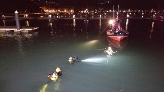 Fallecen dos jóvenes al caer su coche al mar en el puerto deportivo de Laredo