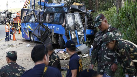 Mueren 13 estudiantes y un conductor de autobús en un accidente de tráfico en Filipinas