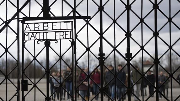 Vuelve al campo nazi de Dachau la inscripción robada con el lema "el trabajo libera"