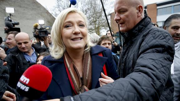 Dos ayudantes de Le Pen, bajo detención provisional por uso indebido de fondos europeos