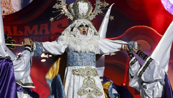 El Carnaval canario enciende a la Iglesia