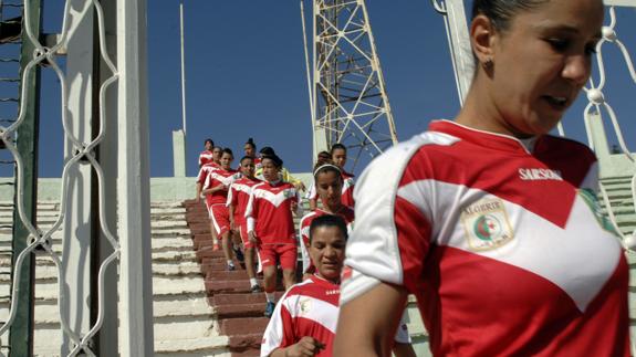 Las futbolistas argelinas, ante el dilema del balón o el matrimonio