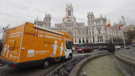 Hazte Oír denuncia al Ayuntamiento de Madrid por inmovilizar su autobús