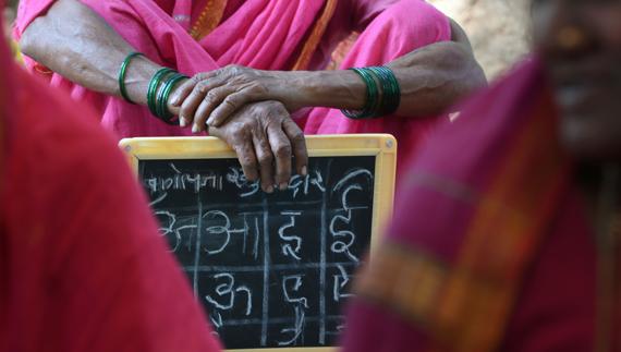 Aprender a leer y escribir en la 'escuela de las abuelas' de India