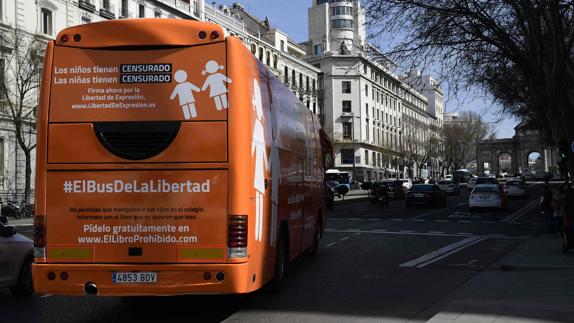 Unas 300 personas apoyan al autobús tránsfobo de HazteOir en Madrid