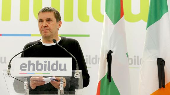 Otegi pide que «se saboree» el «acontecimiento histórico» del desarme de ETA