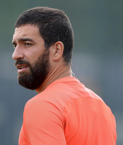 Arda Turan, tres semanas de baja